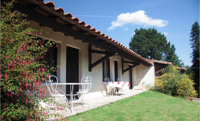 Chambre d'hotel avec vaste terrasse donnant sur la nature