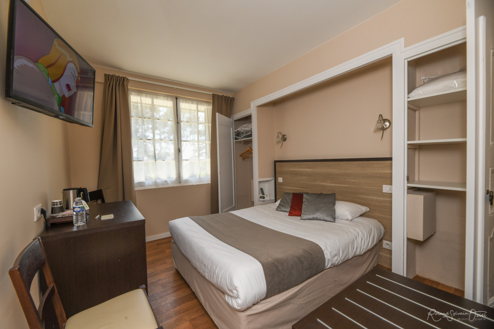 Chambre de l'hôtel la Chaumière proche de cholet avec wifi