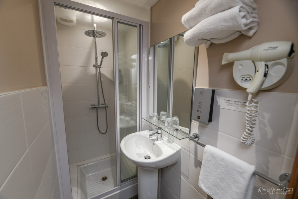 Chambre de l'hôtel la Chaumière de cholet avec rmc sport et canal+