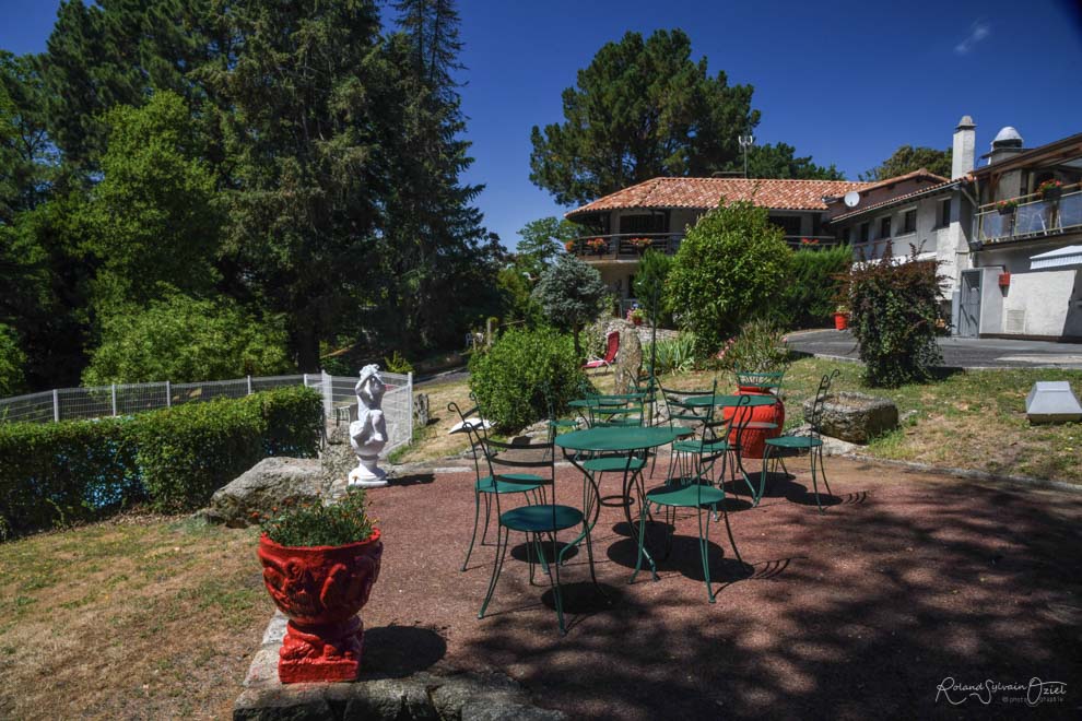 Des terrasses pour flaner et se reposer de l'hotel puy du fou