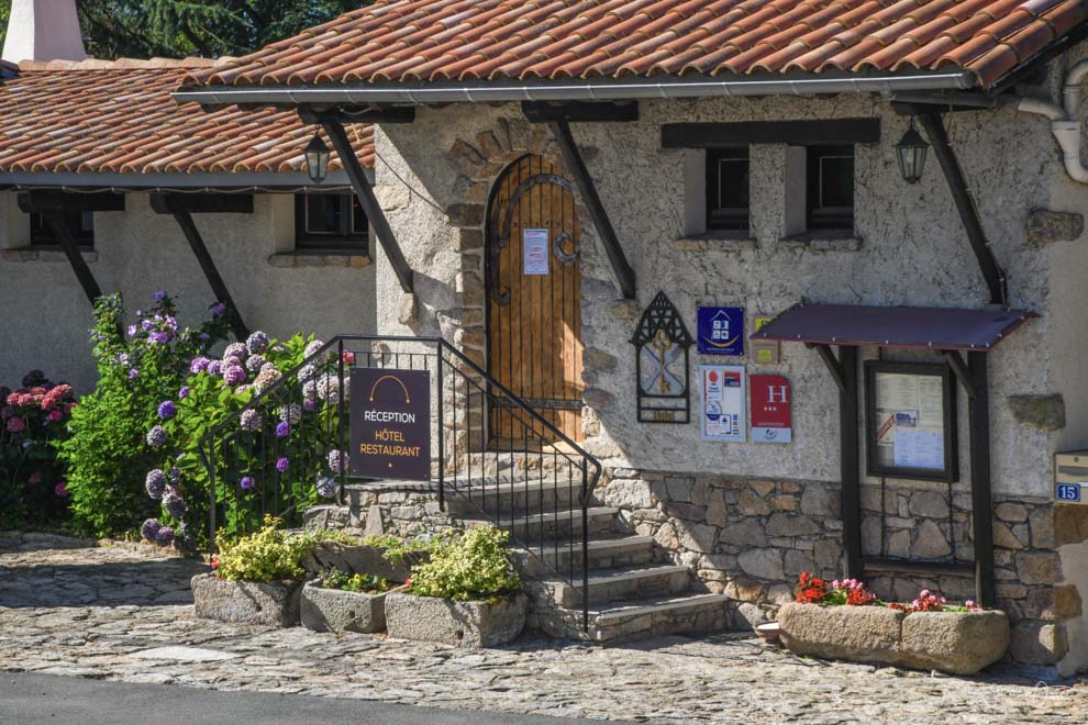 Entrée de l'hôtel réception La Chaumière Saint Laurent sur Sèvre