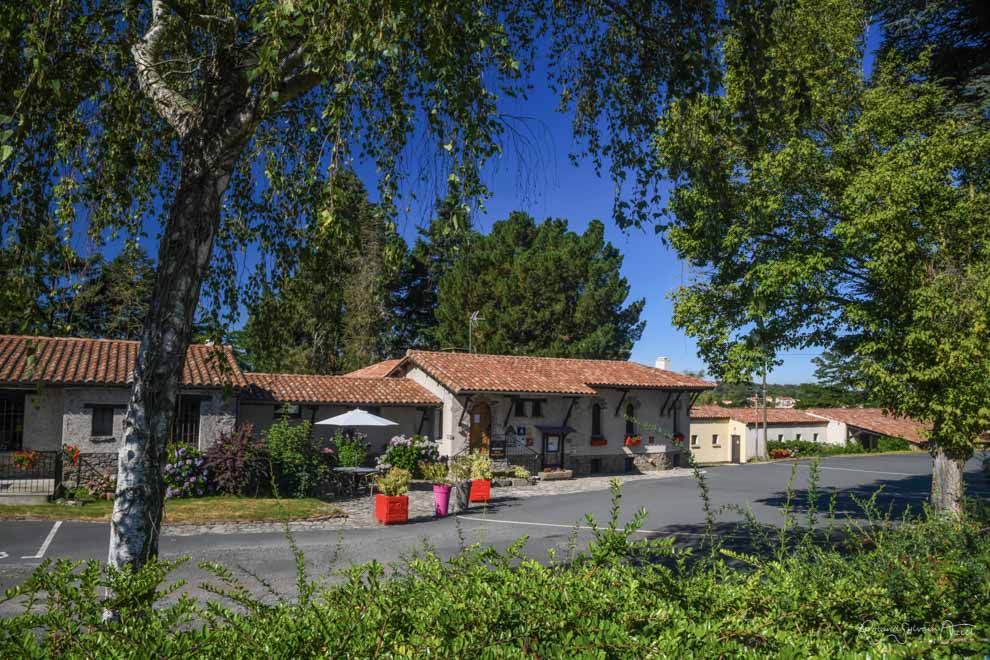 Exterieur parking hotel restaurant la chaumiere