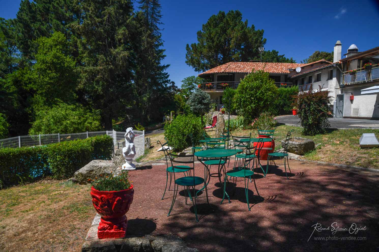 Terrasse et salon de jardin dans le parc