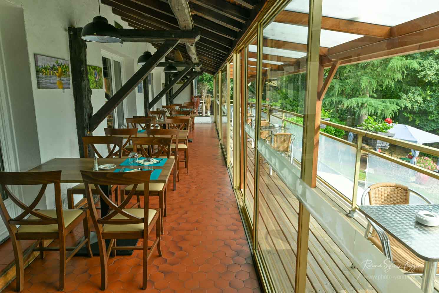 Restaurant en terrasse avec vue sur parc près du Puy du Fou